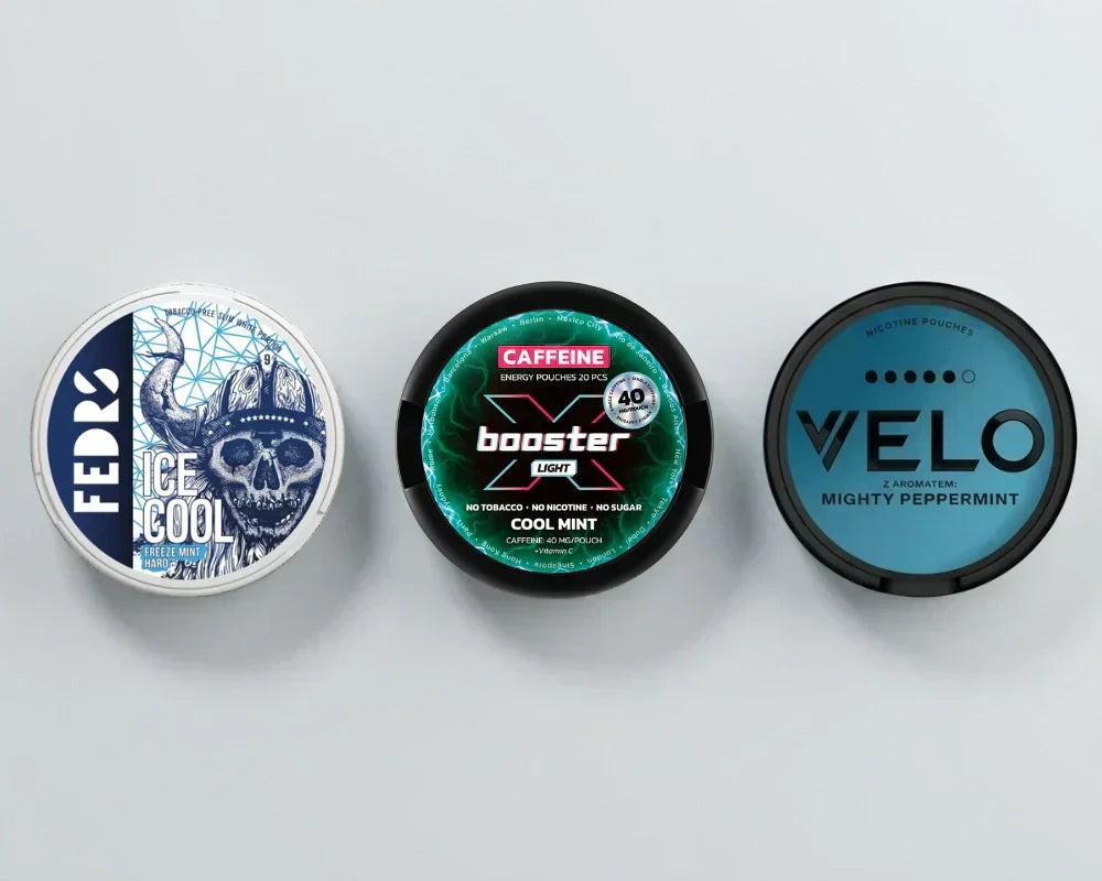 Trei cutii una lângă alta: FEDRS Ice Cool, o cutie energizantă cu cafeină Cool Mint și VELO Mighty Peppermint