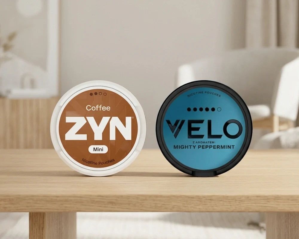 O cutie ZYN Coffee Mini și o cutie VELO Mighty Peppermint una lângă alta pe o masă de lemn