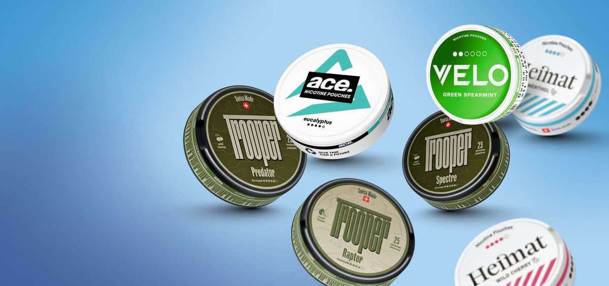 Selecție de Snus și Nicotine Pouches: Nоoper, Velo Green Spearmint și cutii Heimat pe fundal albastru